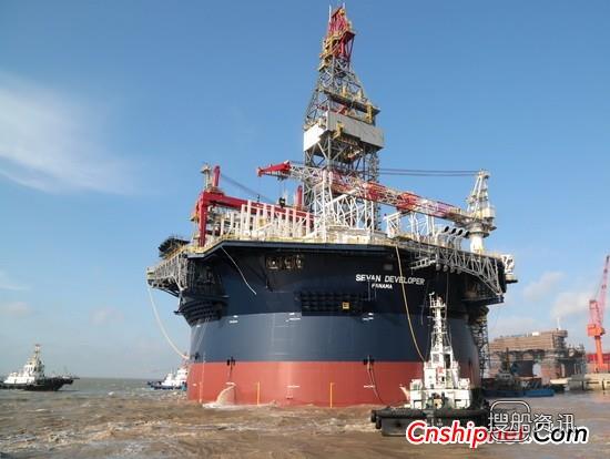 启东中远海工1艘圆筒型海洋钻井平台出坞