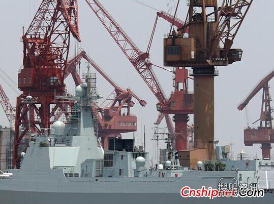 上海某船厂同时试航和建造5艘驱逐舰