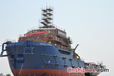 宏强重工70.5米海工支持船顺利下水