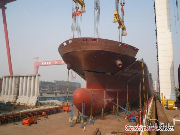 沪东中华10000TEU#1船船艏总组分段接通