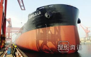 新港船舶重工18万吨散货船出坞