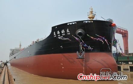 泰州中航5.1万吨散货船出坞