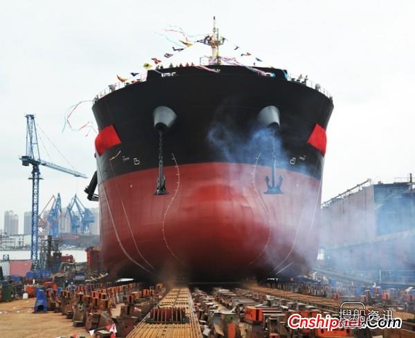 沪东中华87000吨散货船H1677A下水