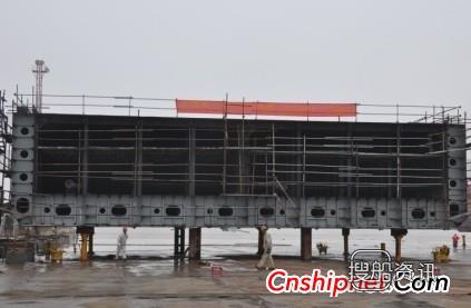 宏强重工3#250呎油驳上船台