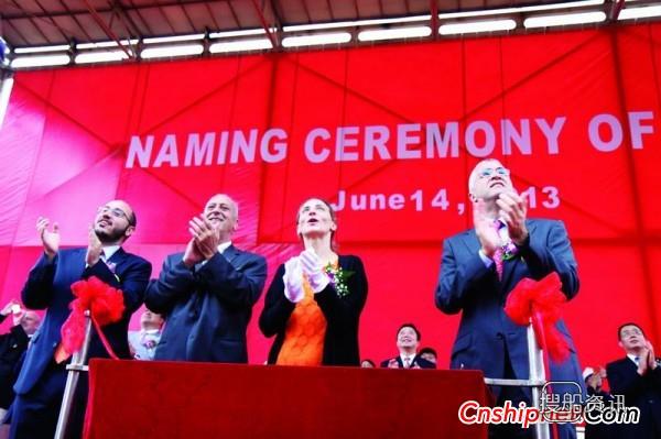 外高桥造一船扬帆两船出坞