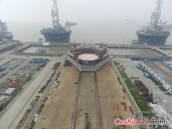启东中远 “凯旋2号”自升式平台主船体下水