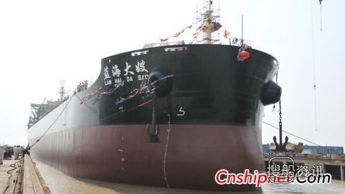 泰州中航5.1万吨散货船顺利出坞