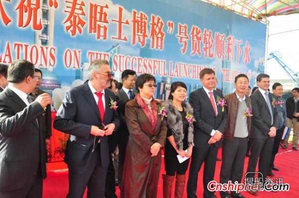 沪东中华首艘17300吨加长型多用途货船下水