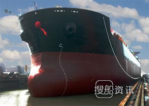外高桥一艘20.6万吨散货船命名