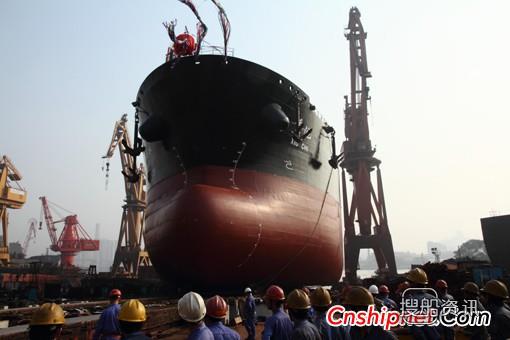 广船国际48000吨成品油/原油船下水
