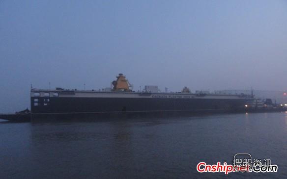 江苏海通13500吨举力浮船坞交船并拖航