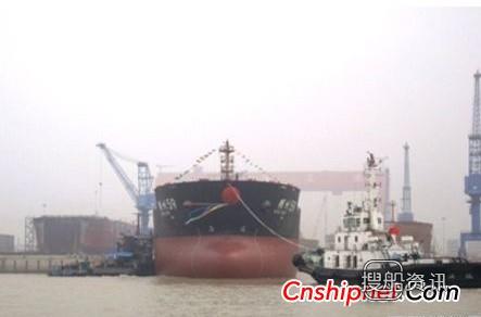 中海工业江苏3艘新造散货船出坞