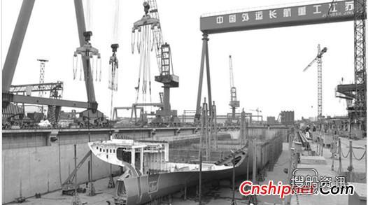 金陵船厂8.2万吨散货船铺设龙骨