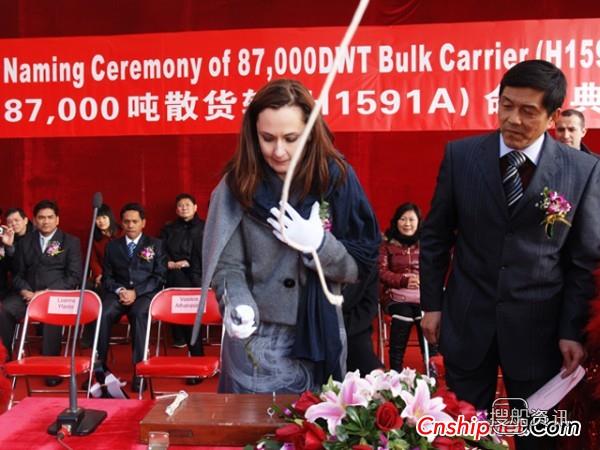 沪东中华87000吨散货船24号船交付