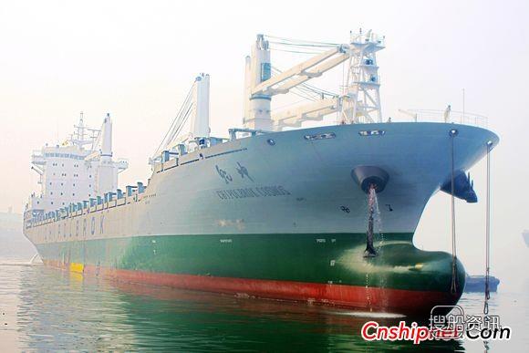 大连中远船务3万吨重吊船船成功试航