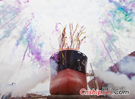 东红船业首艘52000吨散货船顺利下水