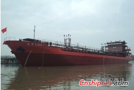 扬州康进2000T级油化船下水