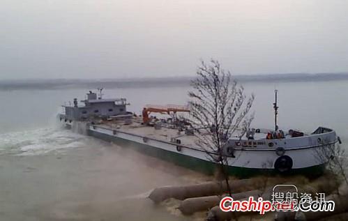 武汉航道船厂1艘2000吨供油驳下水