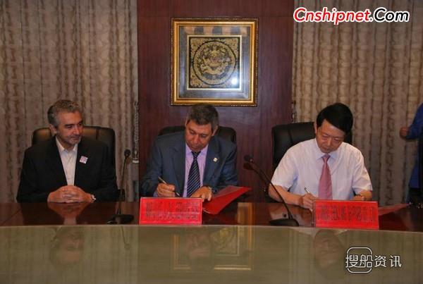 镇江船厂71M起锚供应船交付