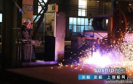 大连中远海运重工三艘6.2万吨多用途纸浆船同时开工