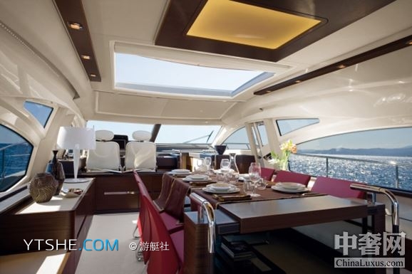 奔驰e300游艇蓝内饰 富豪出海的最爱 超级游艇的奢华内饰