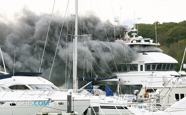 奢华游艇 英8千万奢华游艇意外起火被毁