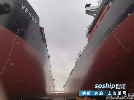 黄埔文冲2艘82000吨散货船同时出坞