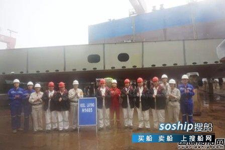 外高桥造船2艘21万吨散货船下坞