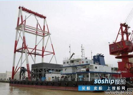 航通船业一艘碎石桩船顺利完成桩架上节吊装