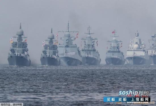 中国海军西安舰参加俄罗斯海军节庆典海上阅兵