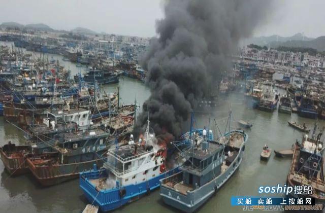 船舶突发大火 消防渔民合力灭火