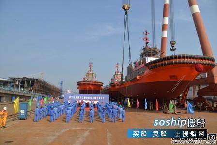 镇江船厂一天3艘全回转拖船顺利吊装下水