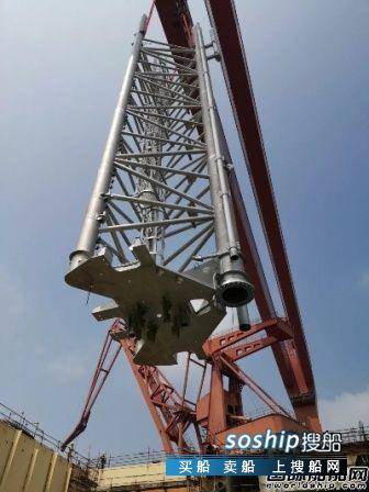 沪东中华首艘双燃料22000箱集装箱船完成泵塔吊装