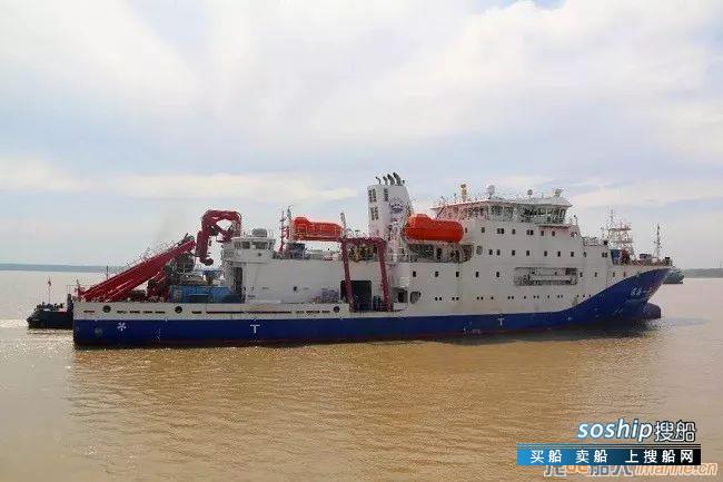 “蛟龙”号潜水器支持母船“深海一号”驶离武船