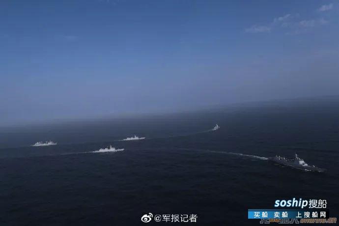 海军护航编队护送香港“绿宝石”号商船前往亚丁湾海域