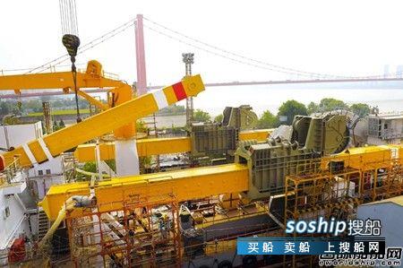 武船造铲斗式挖泥船钢桩定位系统3组巨型钢桩部件船台安装按期完工