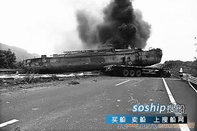 高速路上 船翻了