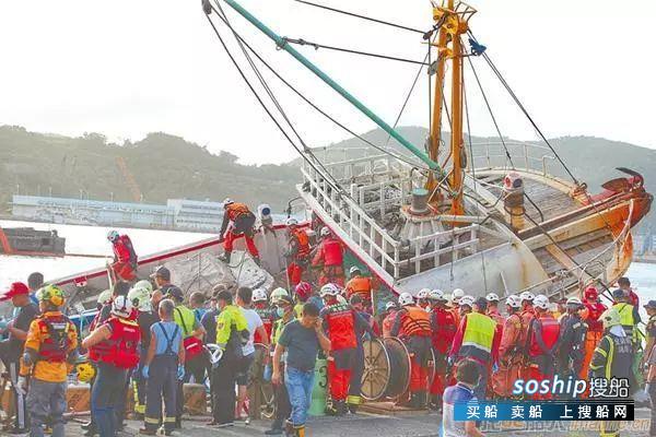 台湾地标大桥坍塌，砸坏多艘船，致4人死亡