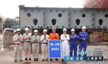 外高桥造船双船下坞喜迎国庆