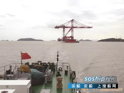 临港新片区洋山港迎首批桥吊换装