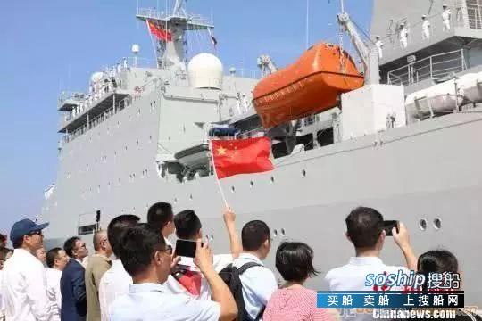 昨天，日本军官登上戚继光舰，随舰训练