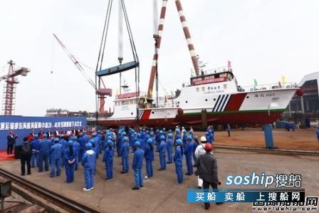 镇江船厂2艘海事测量船顺利吊装下水
