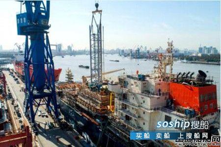 沪东中华18600方LNG加注船货舱泵塔顺利吊装