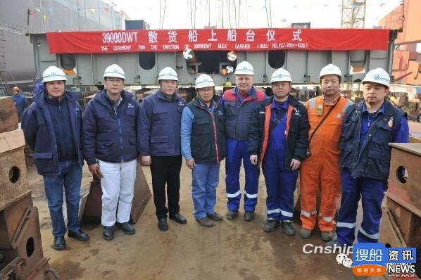 江苏新扬子造船一天内实现两大生产节点