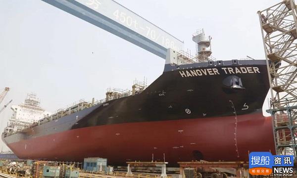 广东中远海运重工1750箱集装箱船下水