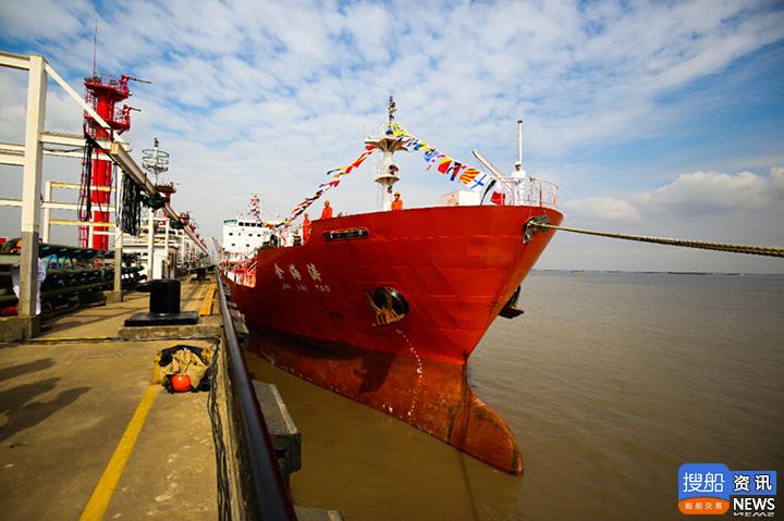 Cosco在重庆川东船舶重工订购了两艘化学品船