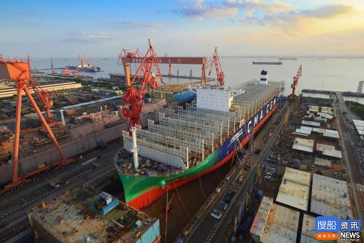 中法建交55周年的厚礼：全球首艘LNG动力23000 TEU箱绿巨人在上海长兴岛下水