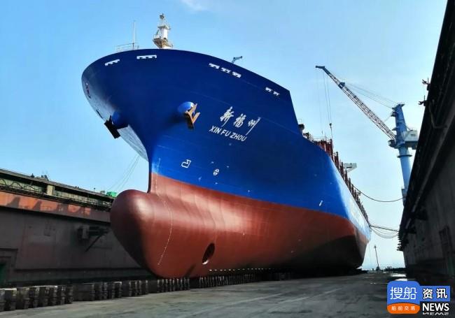 大连中远海运重工大型集装箱轮“新福州”完工开航