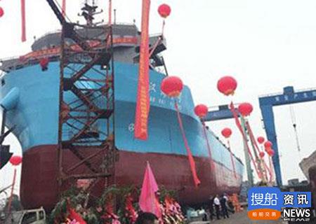 长江首艘1140TEU江海直达示范船下水