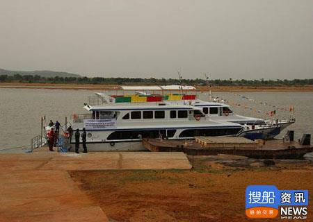 中国首次为马里建造内河航运船只